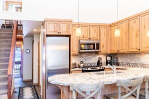 Condo, 2 chambres, 2 salles de bains (Ski Trails, Trailside) | Cuisine privée | Réfrigérateur, four à micro-ondes, cafetière-théière