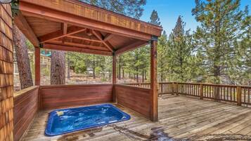 House, 4 Bedrooms (Private Homes) | Private spa tub