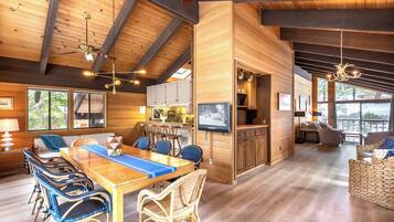 House, 3 Bedrooms (Private Homes, with Den Home) | In-room dining