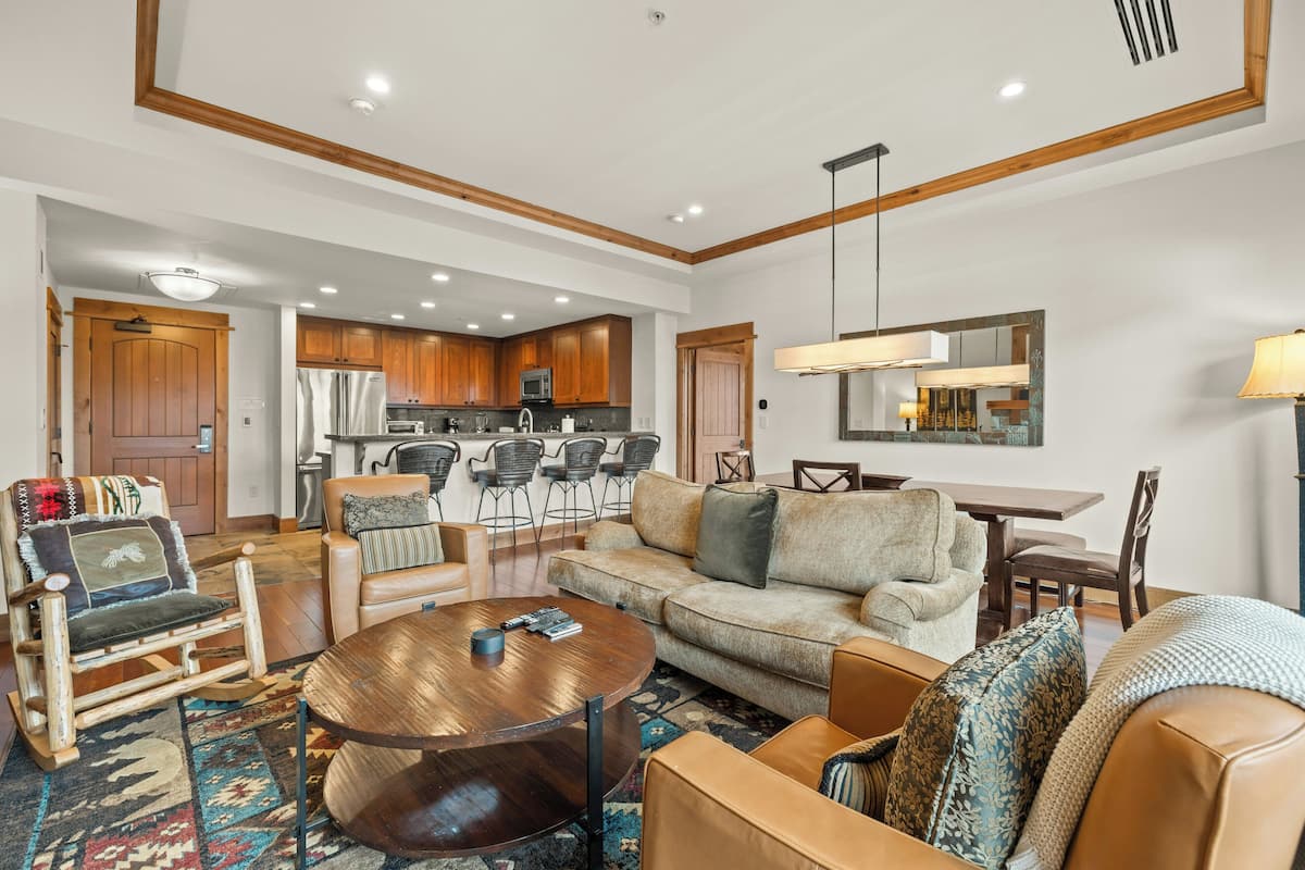 Room, 2 Bedrooms (BIg Horn Lodge) | Dining room