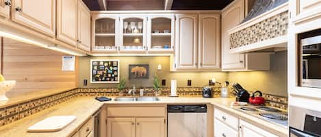 House, 3 Bedrooms (Private Homes, with Den Home) | Private kitchen | Fridge, microwave, coffee/tea maker