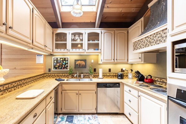 Maison, 3 chambres (Private Homes, with Den Home) | Cuisine privée | Réfrigérateur, four à micro-ondes, cafetière-théière