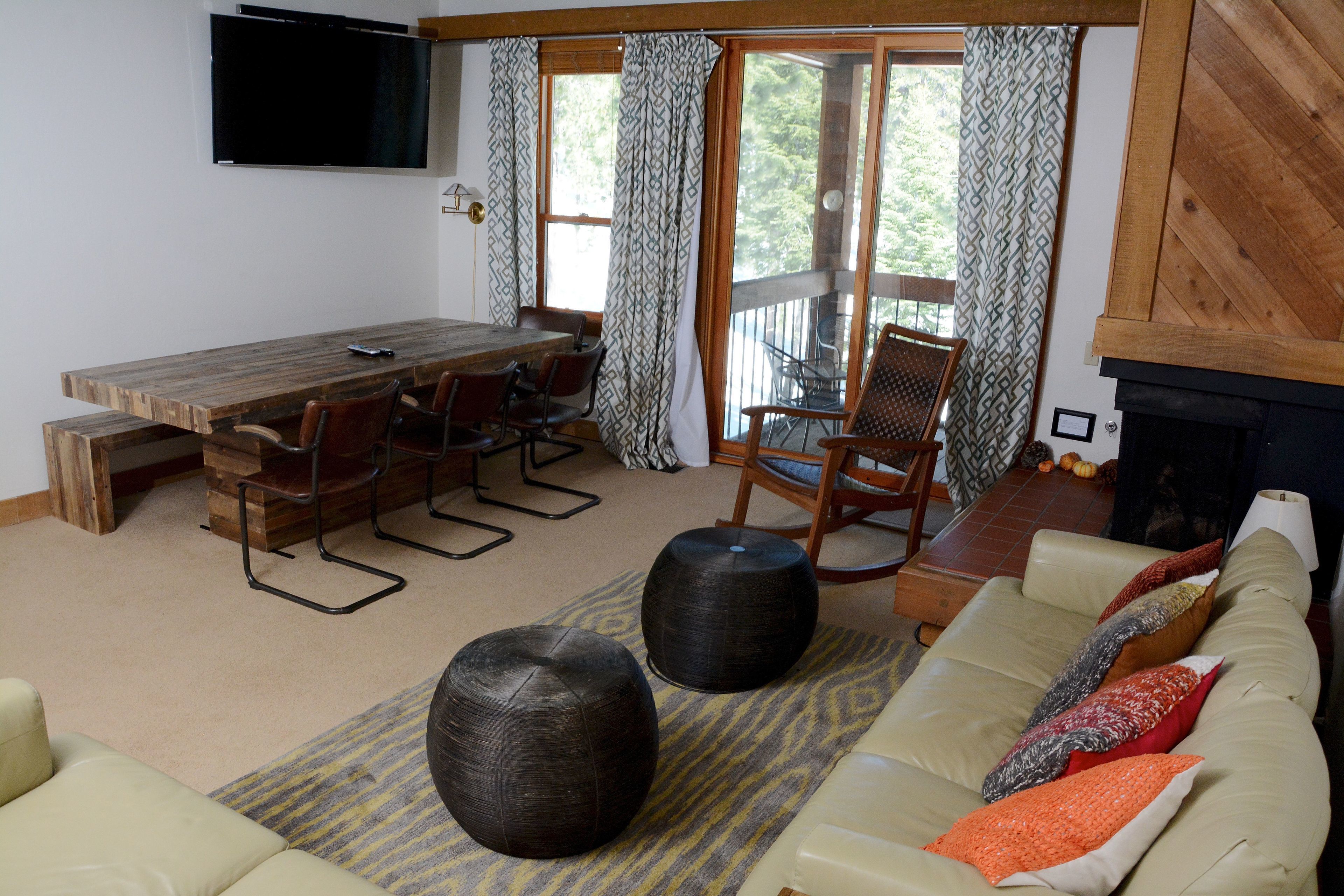 30-英寸电视 （配备有线频道）、DVD 播放器