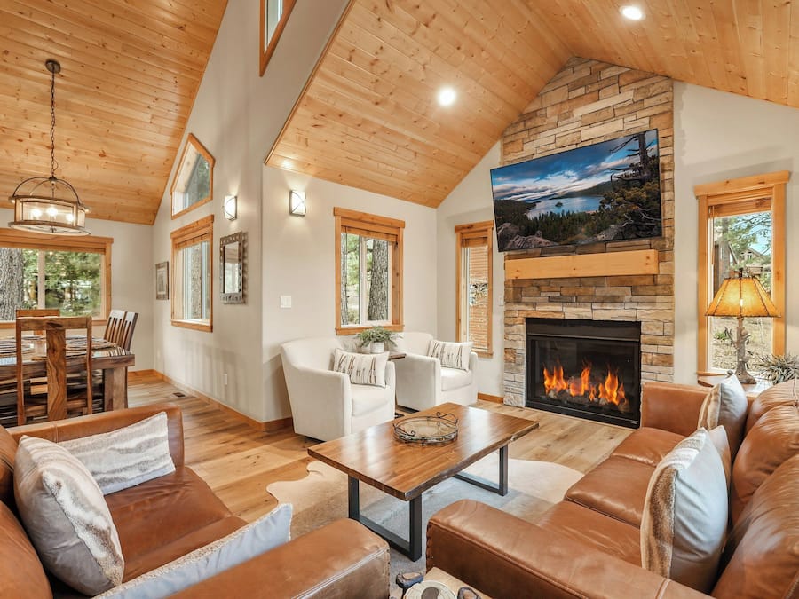 Talo, 3 makuuhuonetta (Private Homes) | Oleskelualue | 30–tuumainen televisio, jossa kaapelikanavat