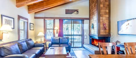 Appart'hôtel, 2 chambres, 2 salles de bains (Mountain) | Coin séjour | Télévision de 30 pouces avec chaînes par câble, lecteur de DVD