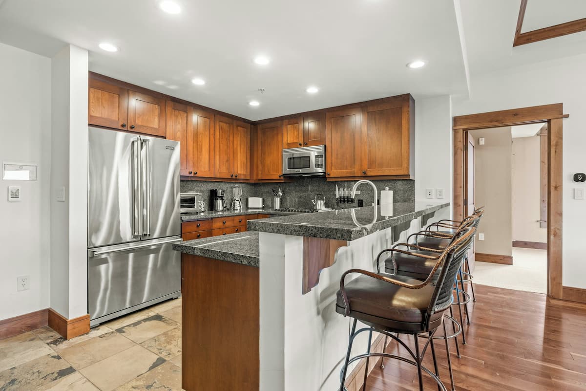 Habitación, 2 habitaciones (BIg Horn Lodge) | Cocina privada | Refrigerador, microondas y cafetera y tetera