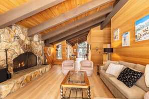 Casa, 3 dormitoris (Private Homes, with Den Home) | Sala d'estar | Televisor de 30 polzades amb canals per cable i reproductor de DVD 