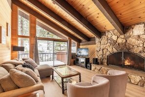 House, 3 Bedrooms (Private Homes, with Den Home) | Living area