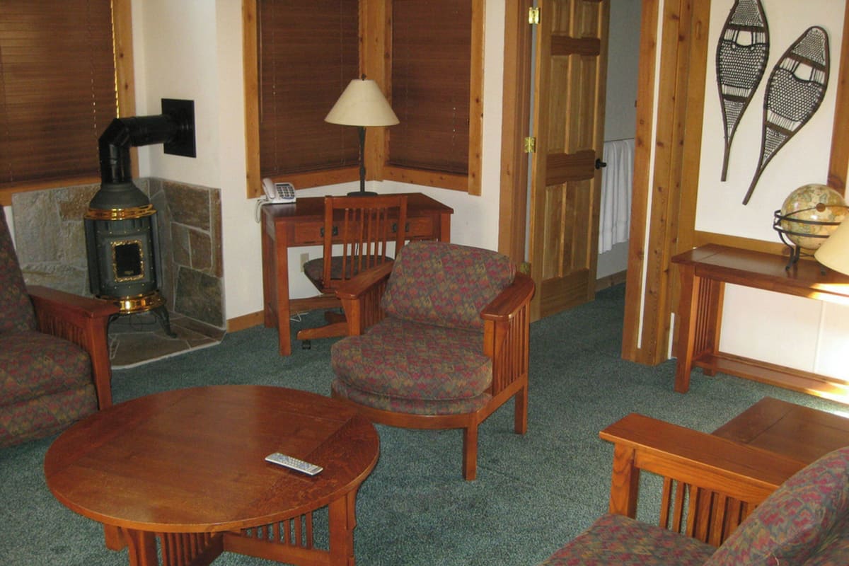 House, 3 Bedrooms (Private Homes) | Living room | 30-inch TV with cable channels, DVD player