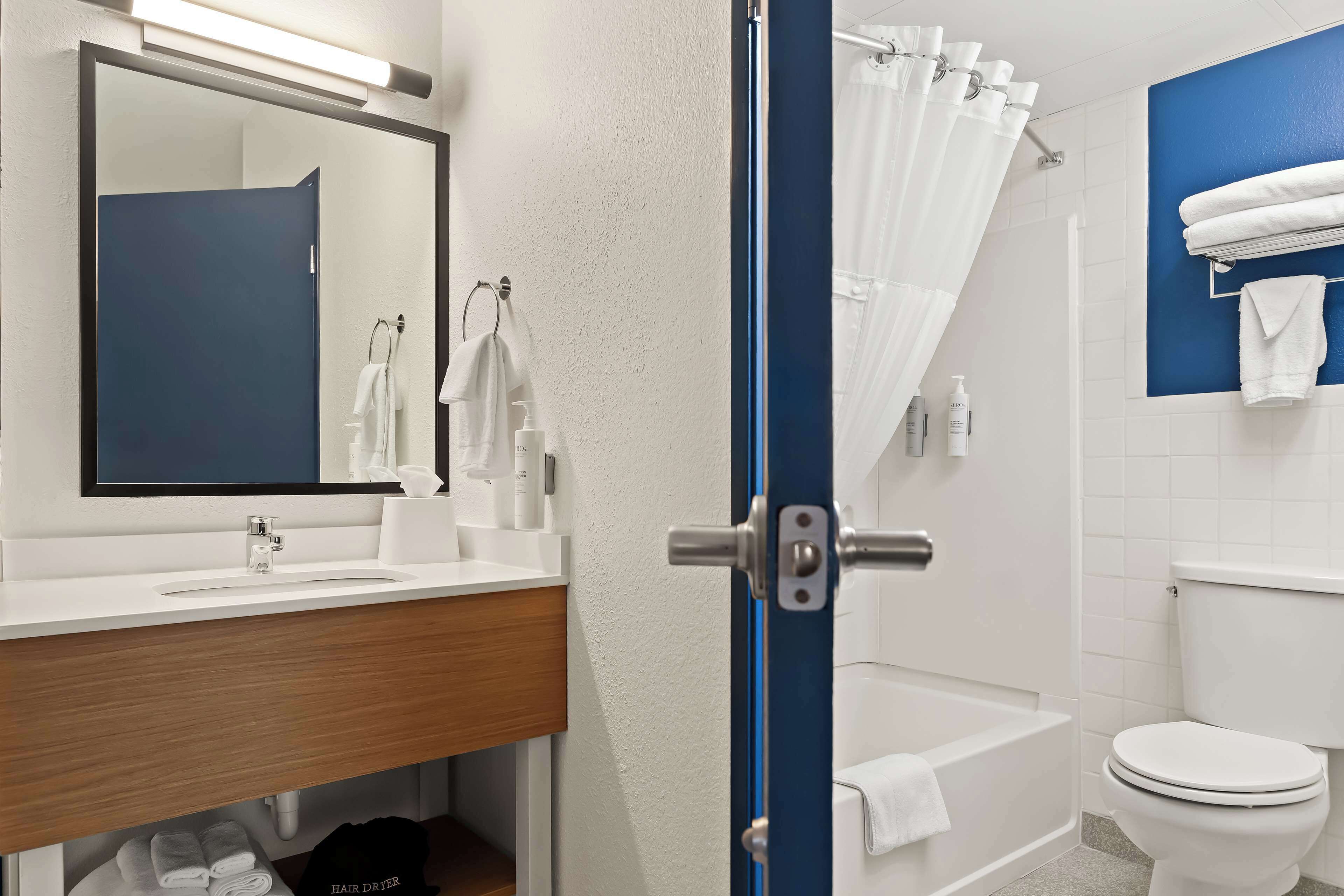 Combined shower/bathtub, free toiletries, hair dryer, towels