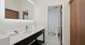 Suíte, 1 cama King, para não fumantes, cozinha (Full Kitchen) | Banheiro | Chuveiro, chuveiro com efeito de chuva, produtos de toalete grátis 