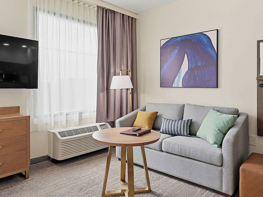 Standard Room, 1 Queen Bed, Non Smoking, Kitchen (with Sofabed, Full Kitchen) | 1 bedroom, pillowtop beds, in-room safe, desk
