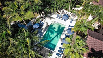 Hồ bơi ngoài trời, ghế dài tắm nắng