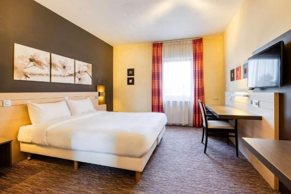In-room safe, desk, blackout curtains, free WiFi