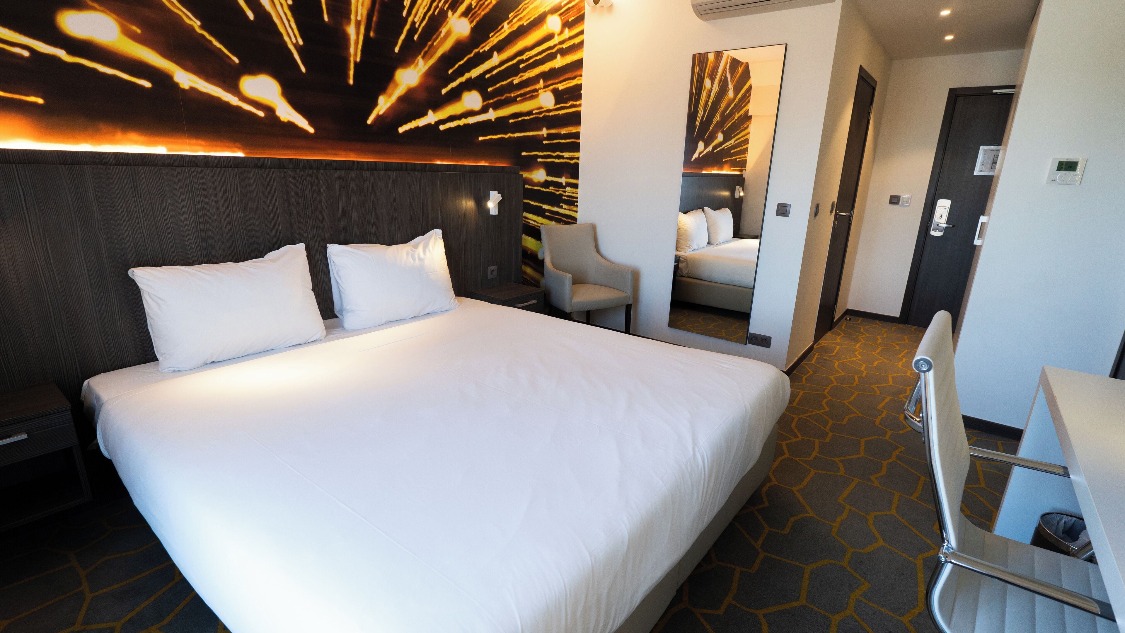 ซูพีเรียอพาร์ทเมนท์ | ตู้นิรภัยในห้องพัก, โต๊ะทำงาน, ผ้าม่านกันแสง, Wi-Fi ฟรี