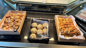 Tägliches Frühstücksbuffet (17 EUR pro Person)