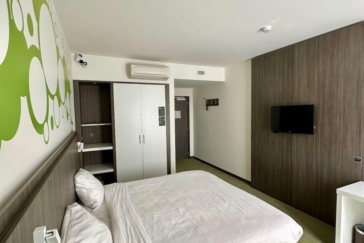 Minibar, coffre-fort, bureau, rideaux d’obscurcissement