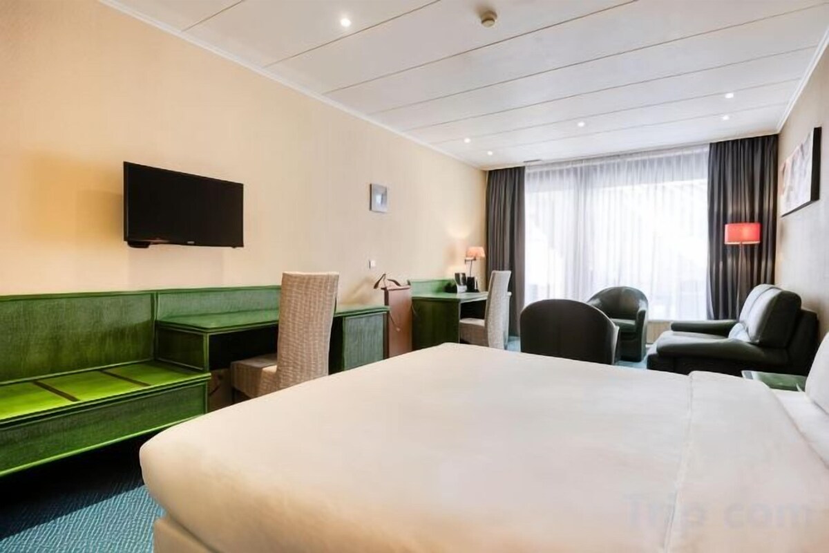 In-room safe, desk, blackout drapes, WiFi (free)