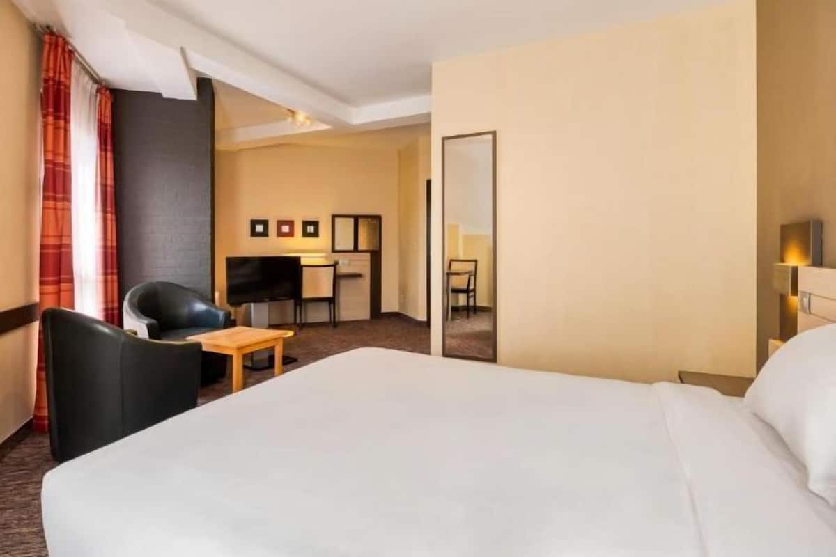 In-room safe, desk, blackout curtains, free WiFi