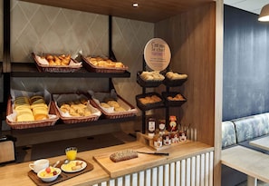 Tägliches Frühstücksbuffet (17 EUR pro Person)