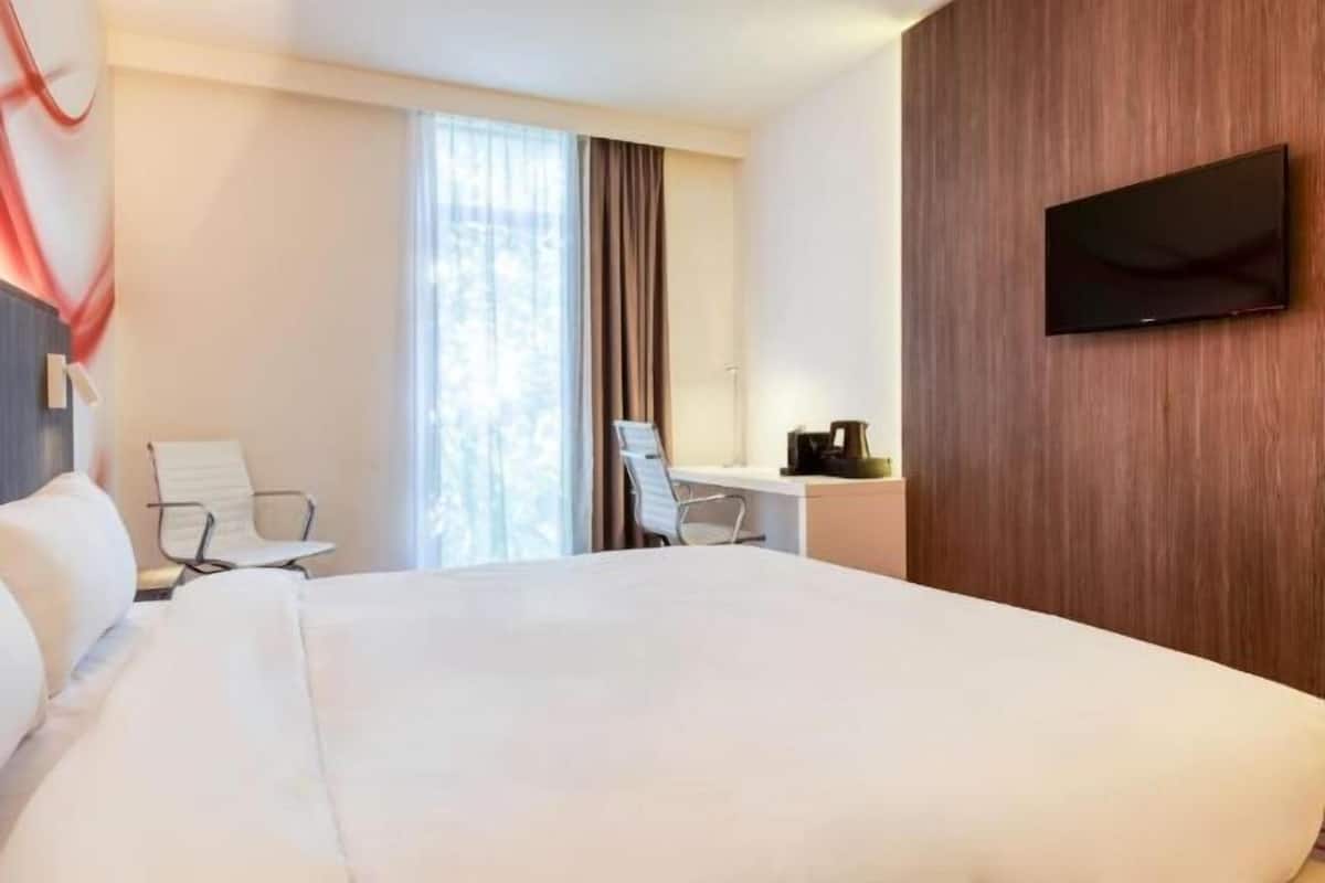 In-room safe, desk, blackout curtains, free WiFi