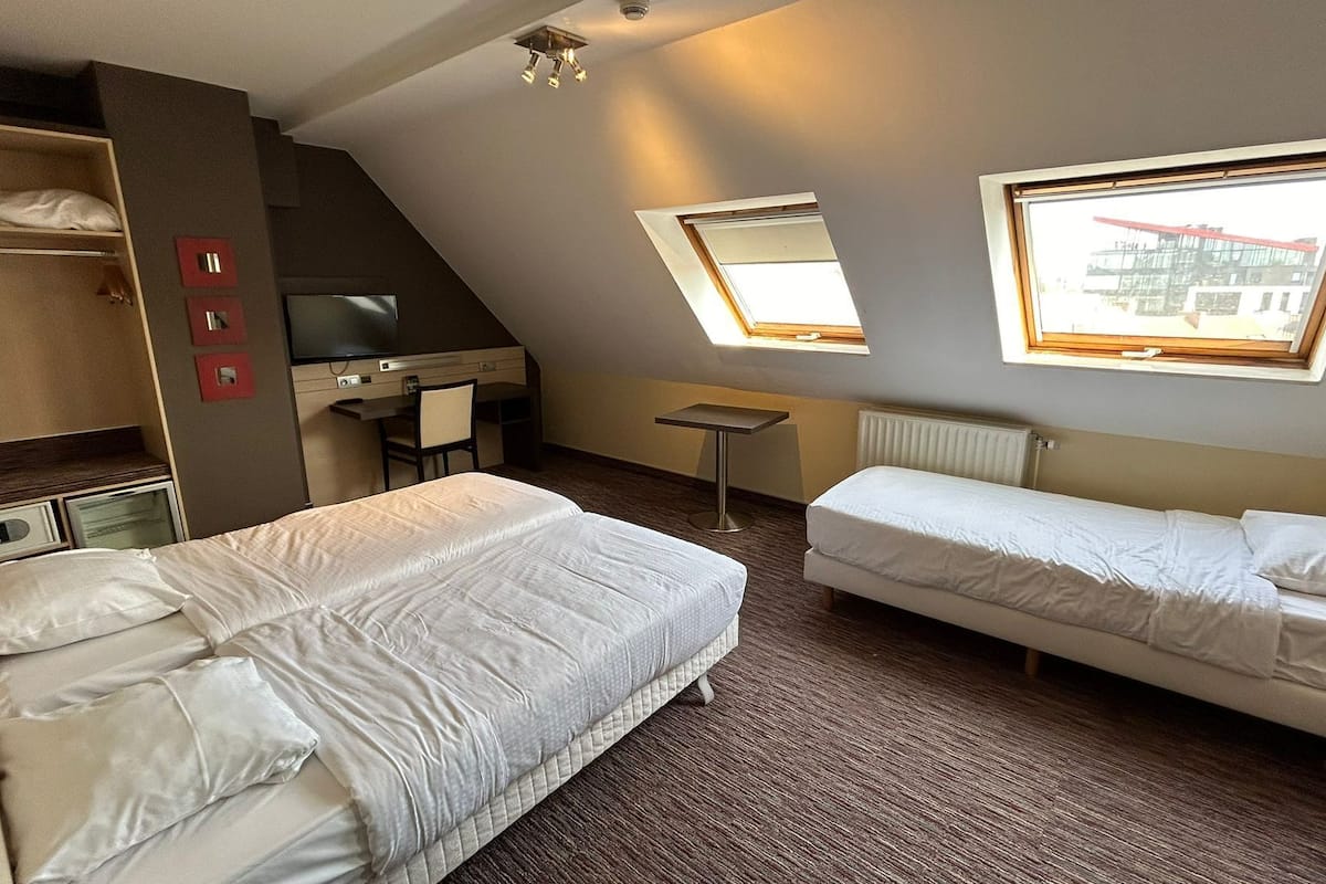 Minibar, coffre-fort, bureau, rideaux d’obscurcissement