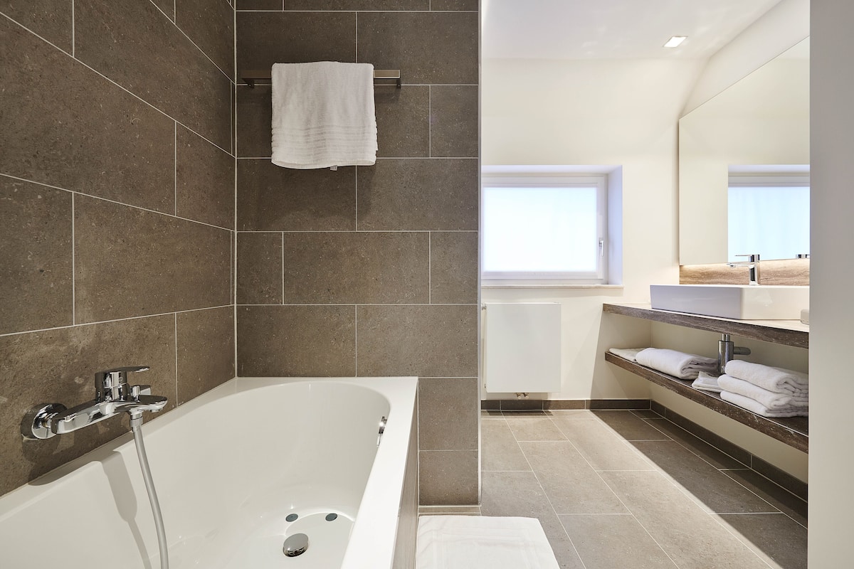 junior suite, 1 king bed, non smoking, jetted tub | bathroom | free toiletries, hair dryer, bathrobes, slippers