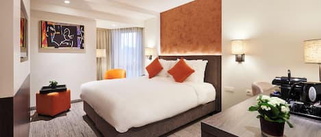 Minibar, caja de seguridad en la habitación y escritorio