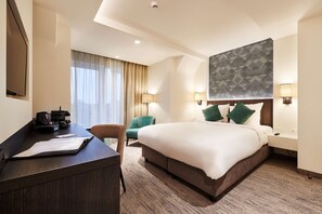 Deluxe Double Room | Minibar, in-room safe, desk, laptop workspace