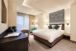 Deluxe Double Room | Minibar, in-room safe, desk, laptop workspace