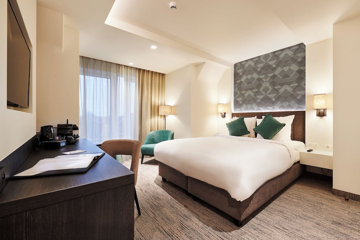 Standard Room, 1 Queen Bed | Minibar, in-room safe, desk, laptop workspace