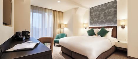 Standard Room, 1 Queen Bed | Minibar, in-room safe, desk, laptop workspace