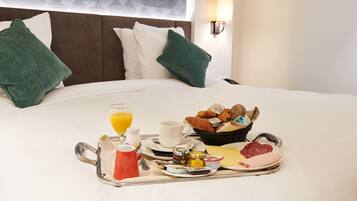 Minibar, coffres-forts dans les chambres, bureau