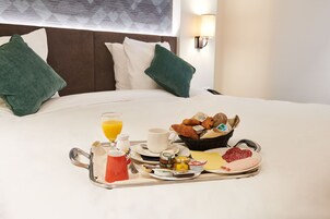 Minibar, caja de seguridad en la habitación y escritorio