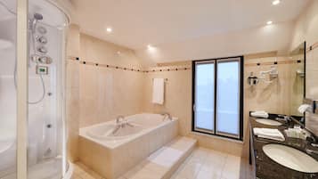 Suite, 1 kingsize bed, niet-roken, kitchenette | Badkamer | Gratis toiletartikelen, een haardroger, badjassen, pantoffels