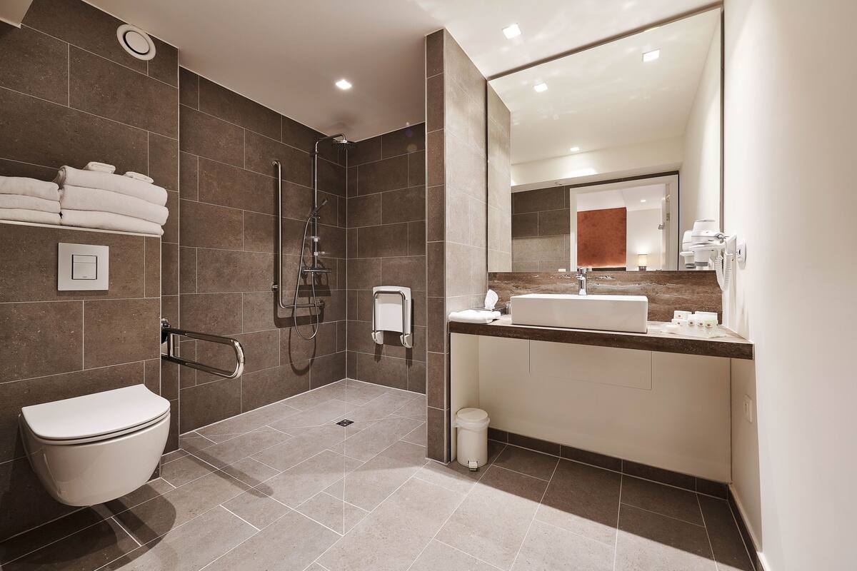 standard room, 1 king bed, accessible, non smoking | bathroom | free toiletries, hair dryer, bathrobes, slippers