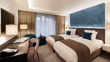 Minibar, in-room safe, desk, laptop workspace