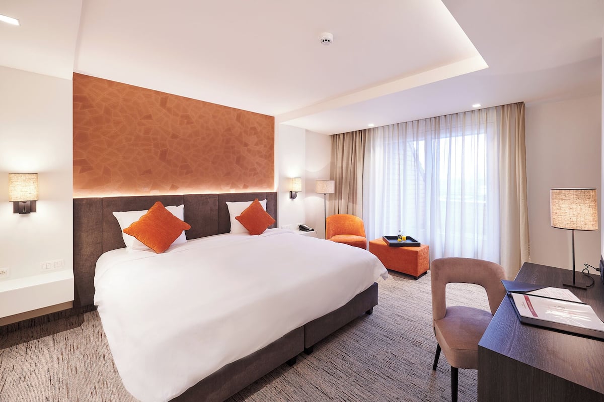 Deluxe Room, 1 King Bed, Mobility Accessible, Non Smoking | Minibar, in-room safe, desk, laptop workspace