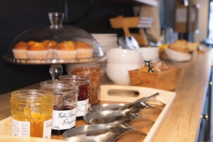 Un bufé de desayuno con diversas opciones de alimentos y salsas.