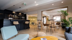 Een moderne bar met zitplaatsen, houten stoelen en een tijdschrift op een tafel.