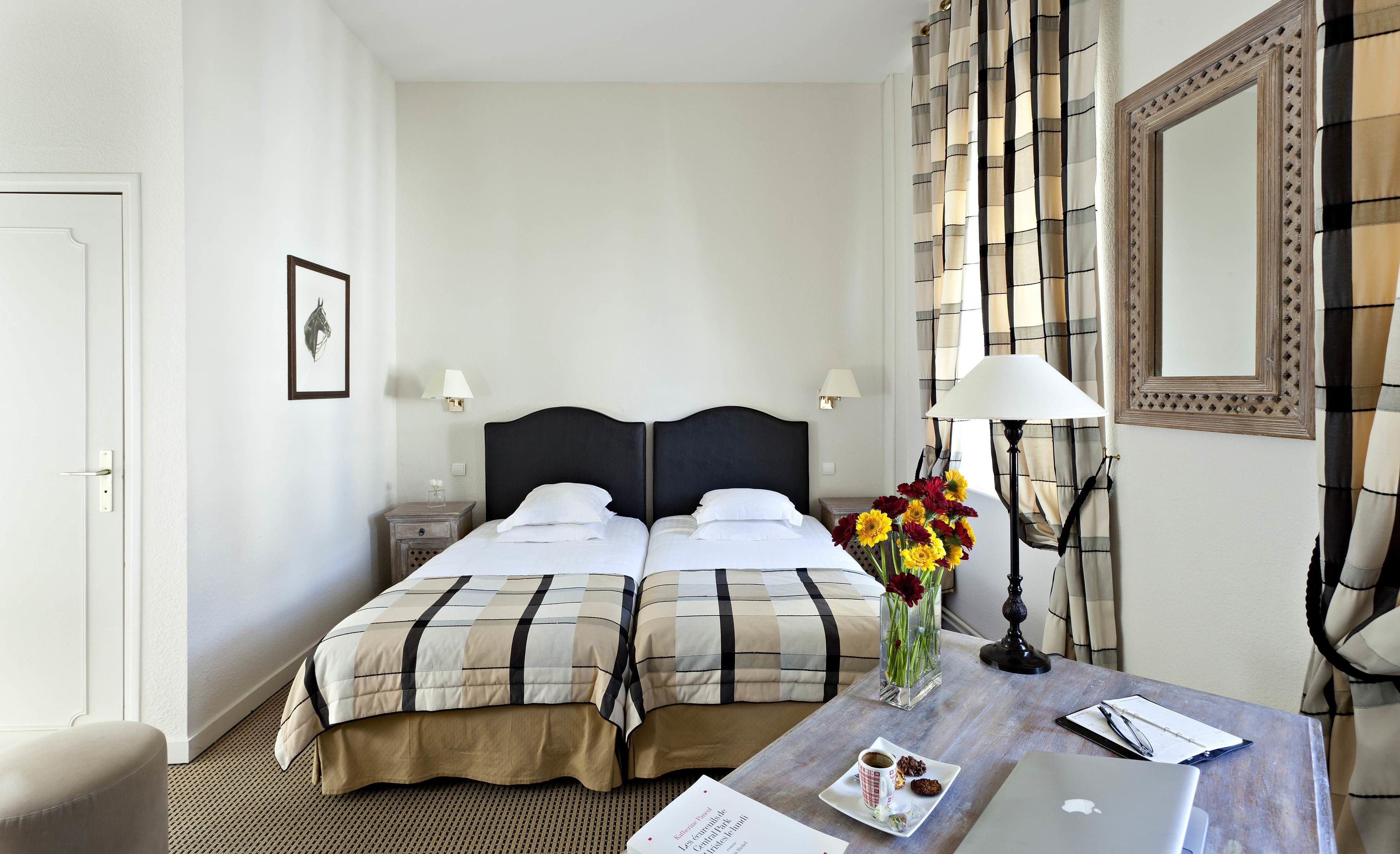 Escritorio, cortinas blackout y tabla de planchar con plancha 