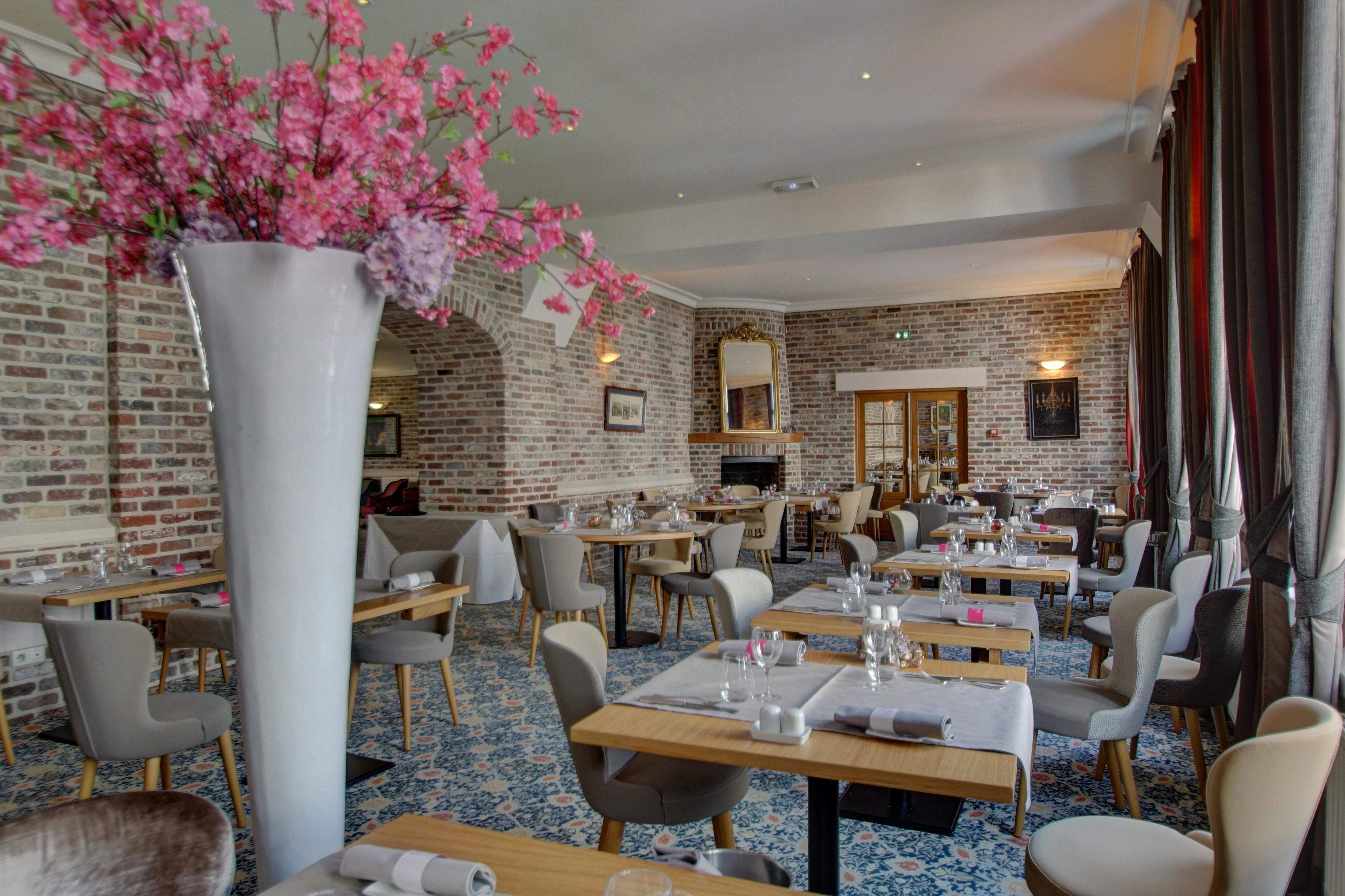 Déjeuner et dîner servis sur place