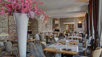 Déjeuner et dîner servis sur place