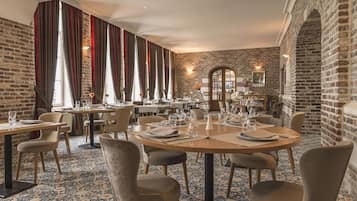 Der serveres frokost, aftensmad og franske retter