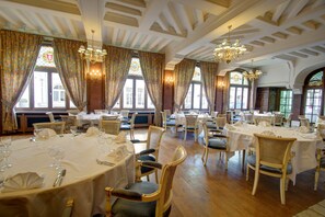 Se sirven almuerzos y cenas, cocina francesa