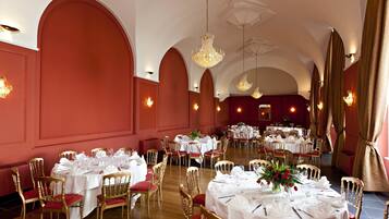 Lunch and dinner served, French cuisine