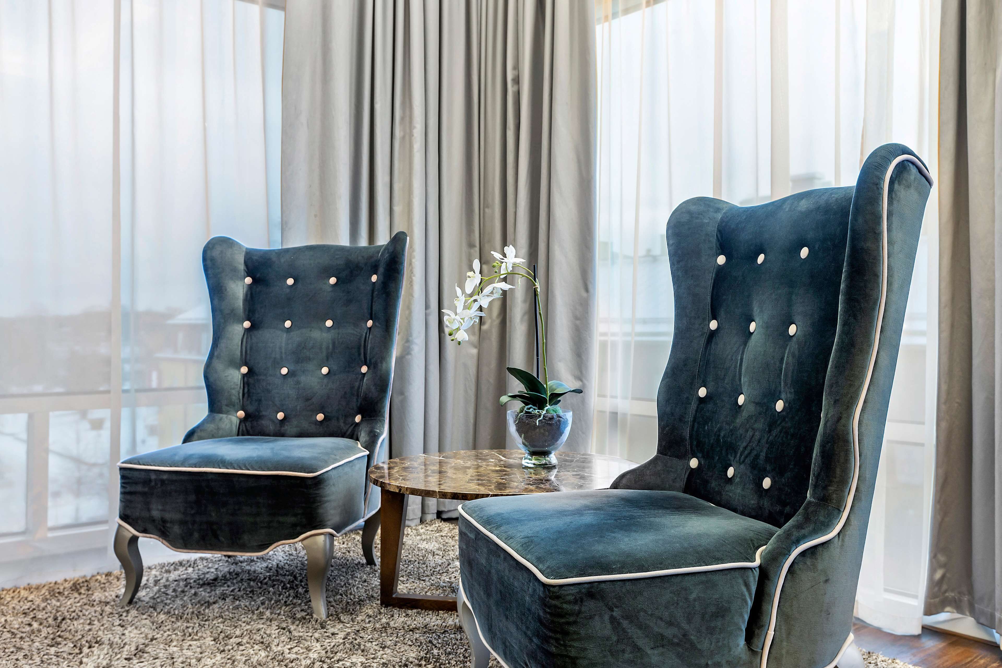 Safe på rommet, blendingsgardiner, lydisolert og strykejern/-brett