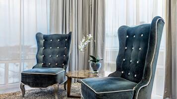 Safe på rommet, blendingsgardiner, lydisolert og strykejern/-brett