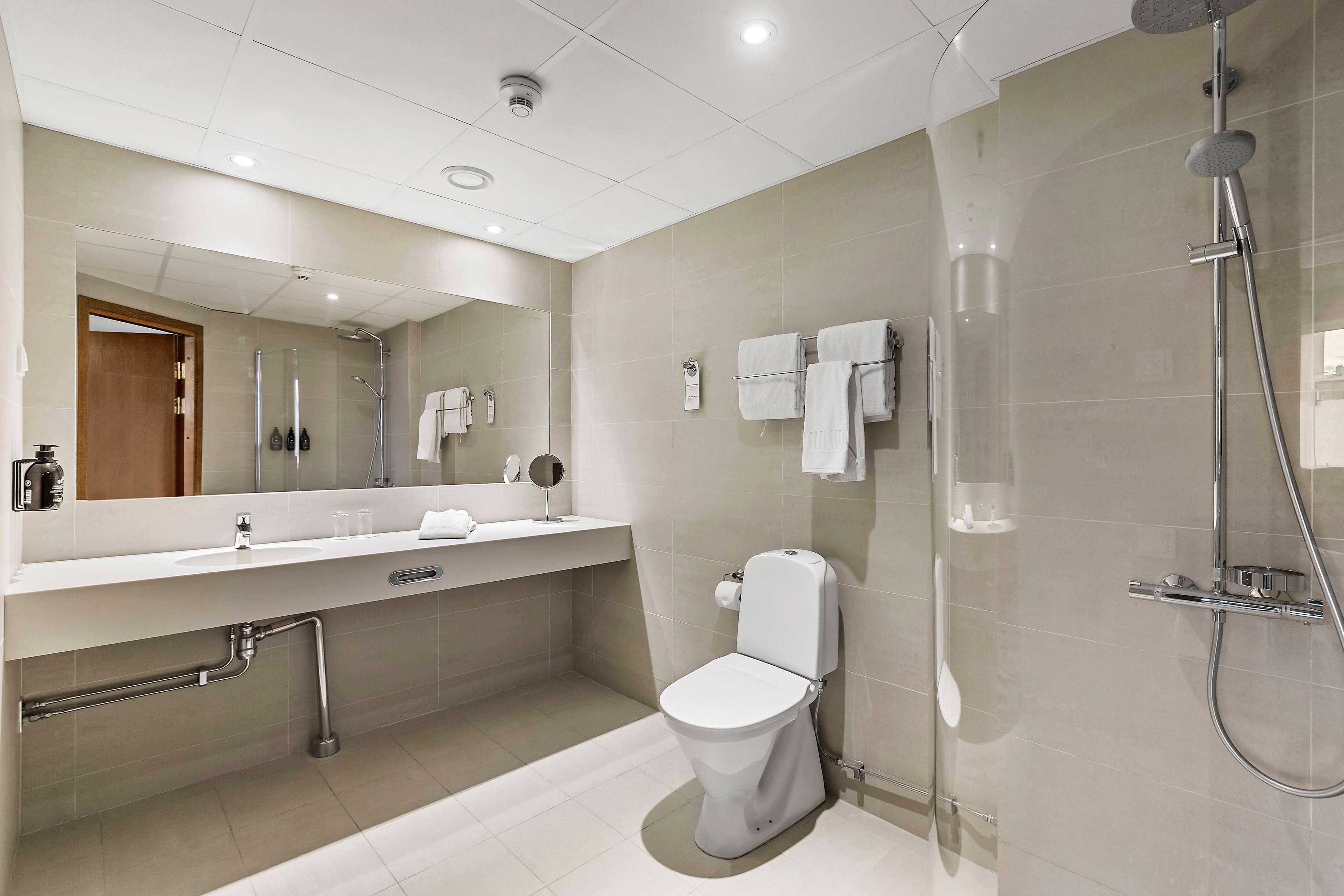 deluxe room, 1 king bed, non smoking | 1 bedroom, in-room safe, blackout curtains, soundproofing