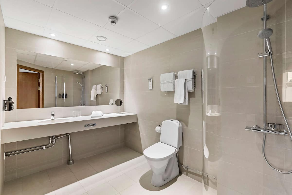 deluxe room, 1 king bed, non smoking | 1 bedroom, in-room safe, blackout curtains, soundproofing